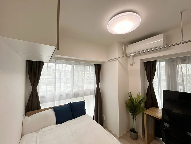 写真はお部屋のイメージです。ラグなどの室内装飾はございません。