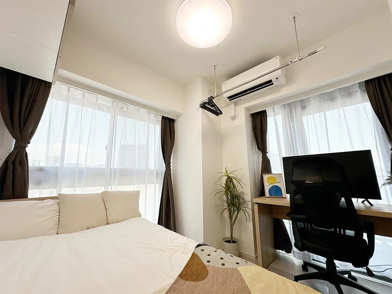写真はお部屋のイメージです。ラグなどの室内装飾はございません。