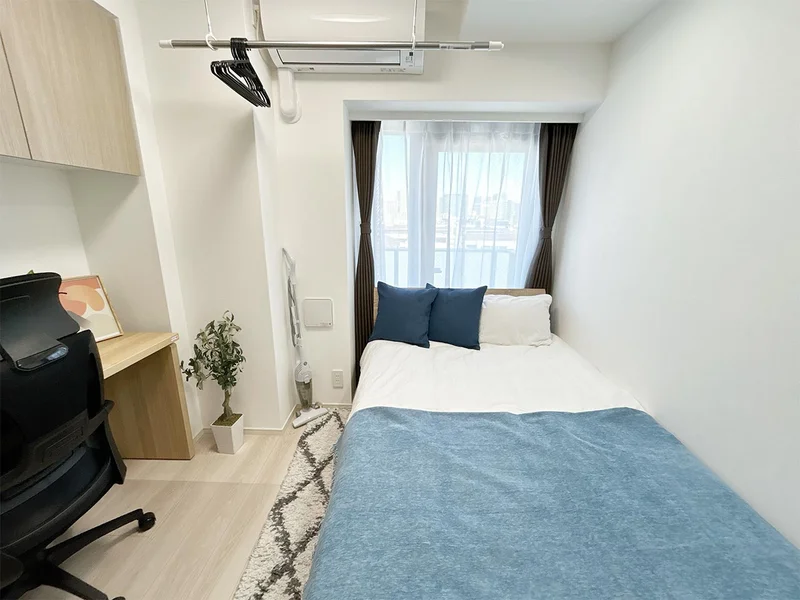 写真はお部屋のイメージです。ラグなどの室内装飾はございません。