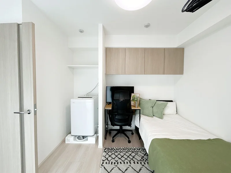 写真はお部屋のイメージです。ラグなどの室内装飾はございません。