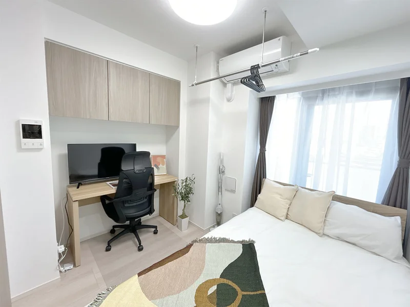 写真はお部屋のイメージです。ラグなどの室内装飾はございません。