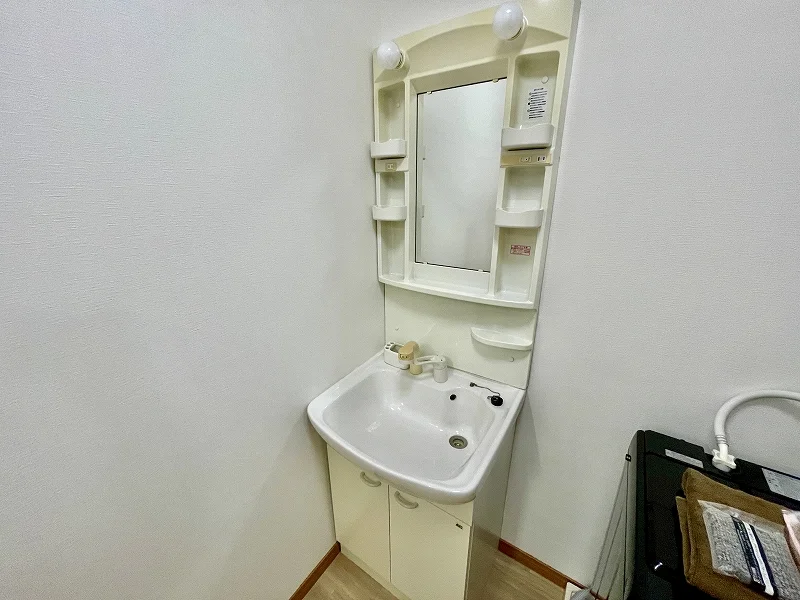 【独立洗面台】鈴鹿市駅前ウィークリーマンションでは、ドライヤー、歯ブラシ、洗剤類も多数完備♪旅行、出張、暮らしに関する手荷物を極限まで減らします‼