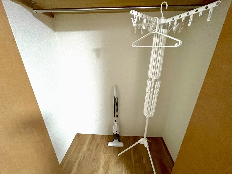 【パラソルハンガー】鈴鹿市駅前ウィークリーマンションではパラソルハンガー完備★雨の日でも快適に室内で洗濯ができます♪ハンガーも5本標準設備のなので長期滞在も安心ですね(^^)/