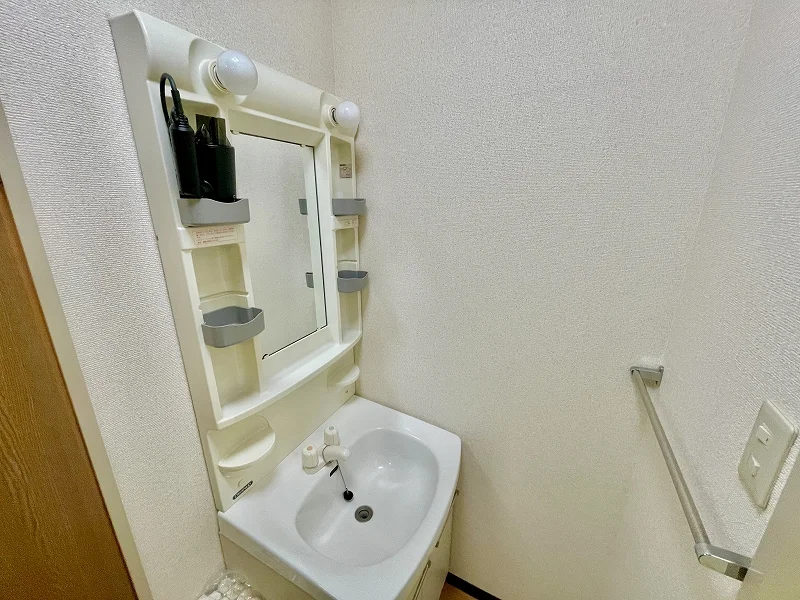 独立洗面台です♪洗濯機も室内に設置しており、三重鈴鹿ウィークリーマンションでは、洗濯用洗剤もご用意しており、ご入居後すぐにご利用が可能です(^^♪