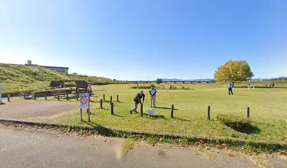河川敷運動公園まで車で4分