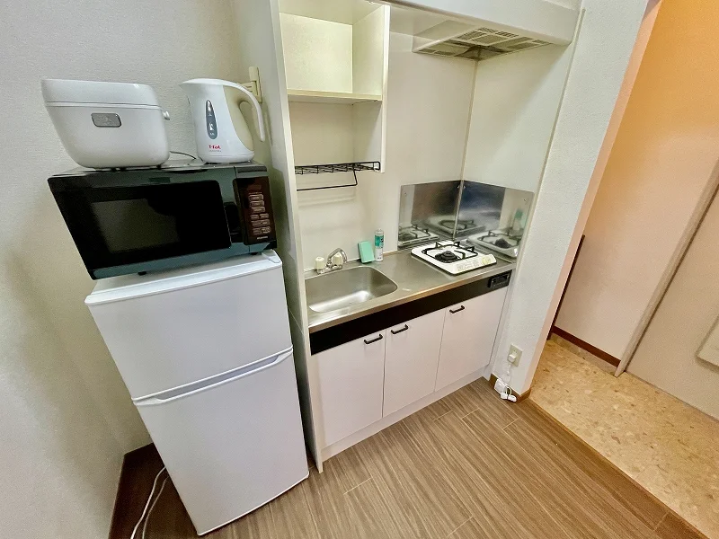 【キッチン画像】鈴鹿市平田駅(イオン前)ウィークリーマンション♪冷蔵庫、電子レンジ、炊飯器、ケトル、調理器具や食器類もご用意しております(^^♪
