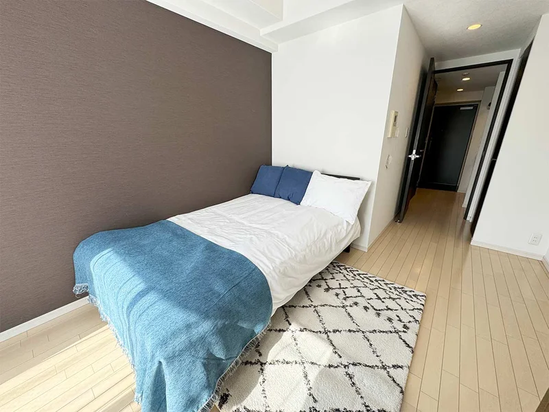 写真はお部屋のイメージです。ラグなどの室内装飾はございません。