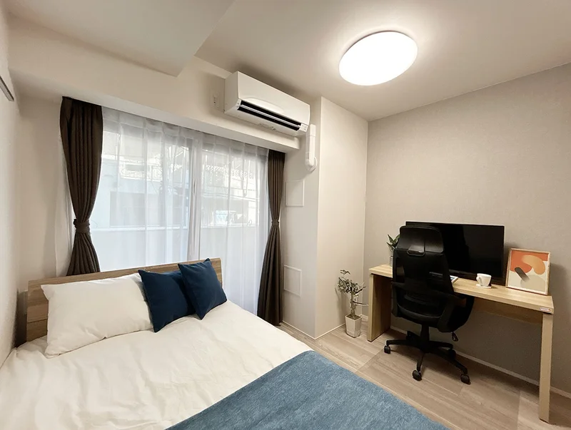 写真はお部屋のイメージです。ラグなどの室内装飾はございません。