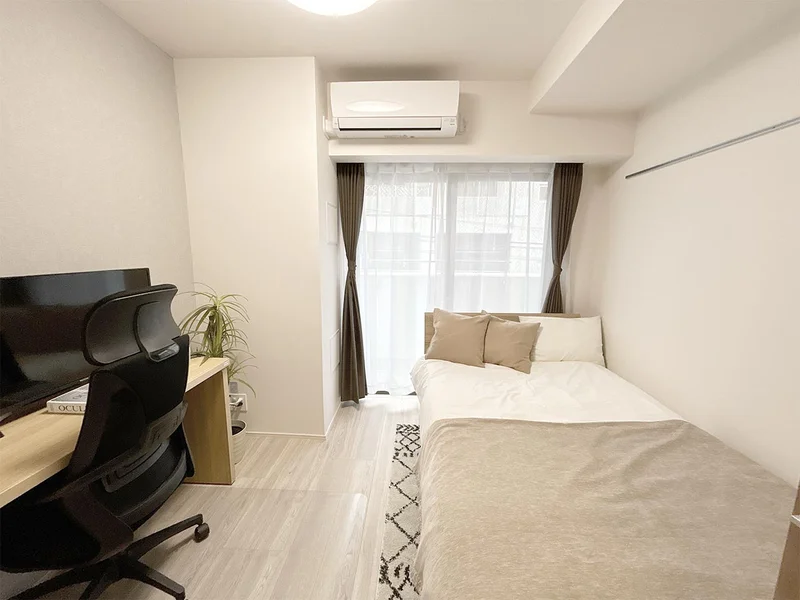 写真はお部屋のイメージです。ラグなどの室内装飾はございません。