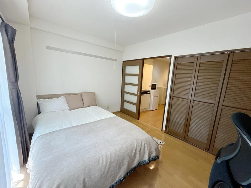 写真はお部屋のイメージです。ラグなどの室内装飾はございません。