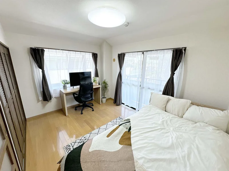 写真はお部屋のイメージです。ラグなどの室内装飾はございません。