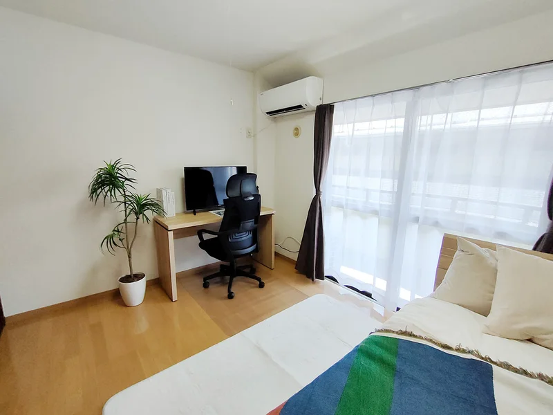 写真はお部屋のイメージです。ラグなどの室内装飾はございません。