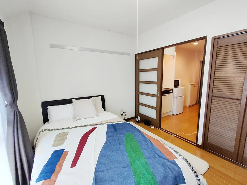 写真はお部屋のイメージです。ラグなどの室内装飾はございません。
