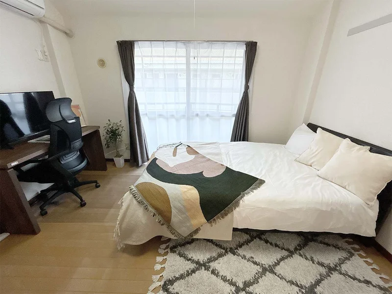 写真はお部屋のイメージです。ラグなどの室内装飾はございません。