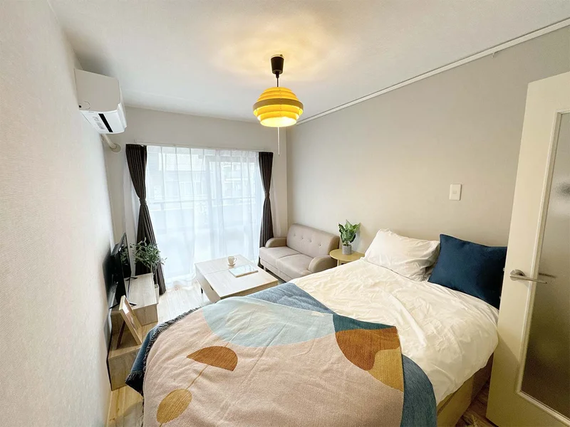 写真はお部屋のイメージです。ラグなどの室内装飾はございません。