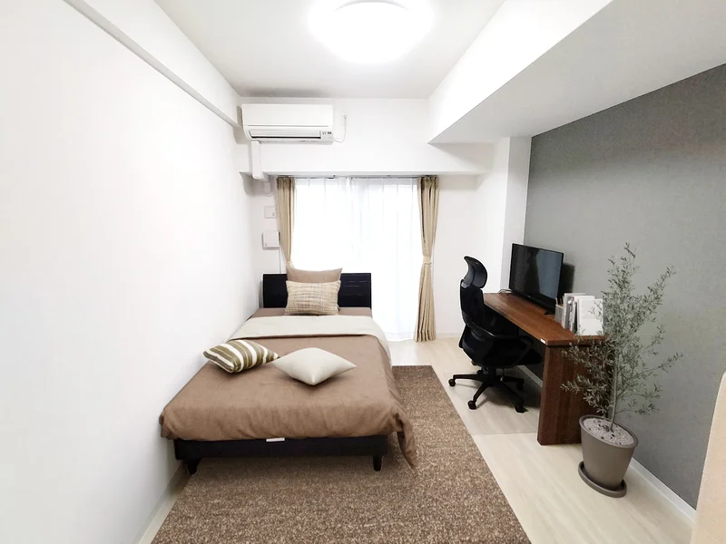 写真はお部屋のイメージです。ラグなどの室内装飾はございません。