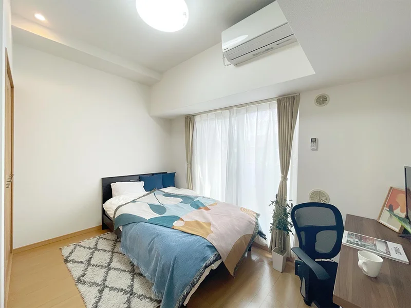 写真はお部屋のイメージです。ラグなどの室内装飾はございません。