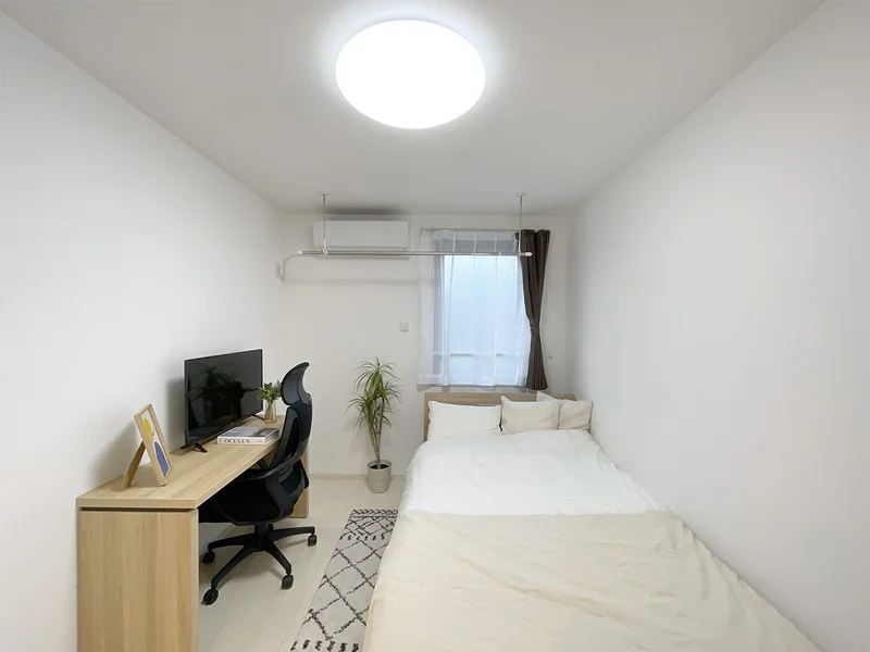 写真はお部屋のイメージです。ラグなどの室内装飾はございません。