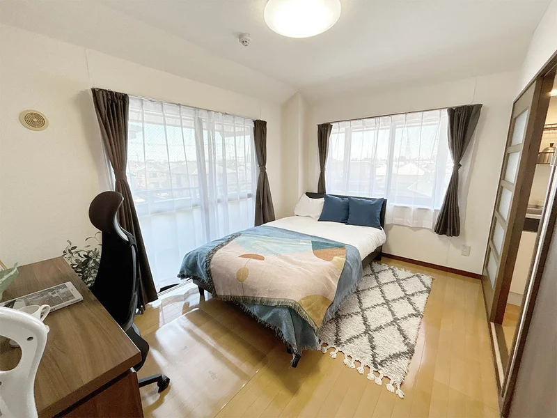 写真はお部屋のイメージです。ラグなどの室内装飾はございません。