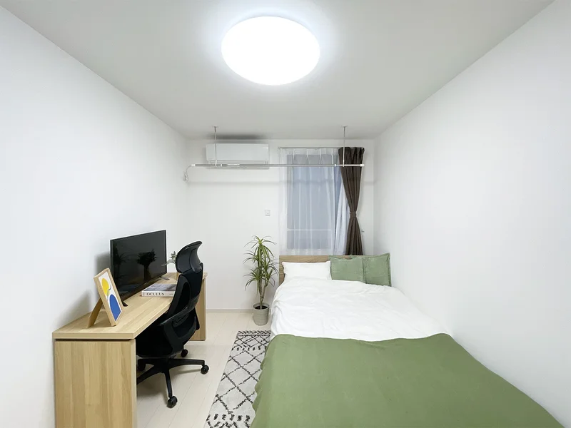 写真はお部屋のイメージです。ラグなどの室内装飾はございません。