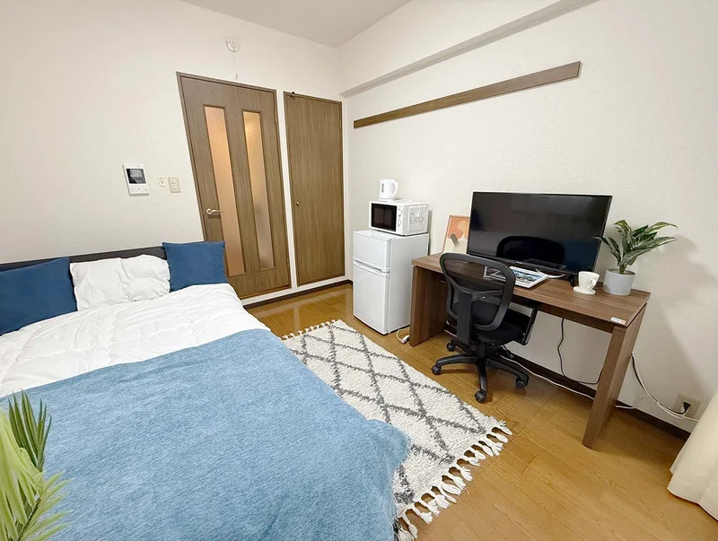 写真はお部屋のイメージです。ラグなどの室内装飾はございません。