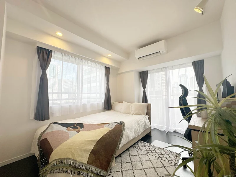 写真はお部屋のイメージです。ラグなどの室内装飾はございません。