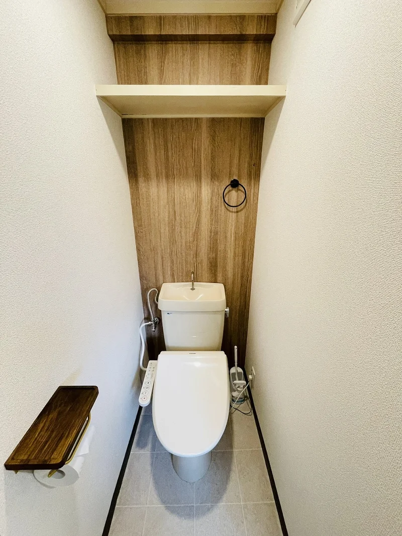 ウォシュレットつきのトイレです。老若男女皆様に安心してご利用いただけますね☆トイレにもトイレ用洗剤とトイレ用ブラシをご用意しておりますので長期ご利用の場合の気になる汚れなどもお掃除して頂けます＾＾