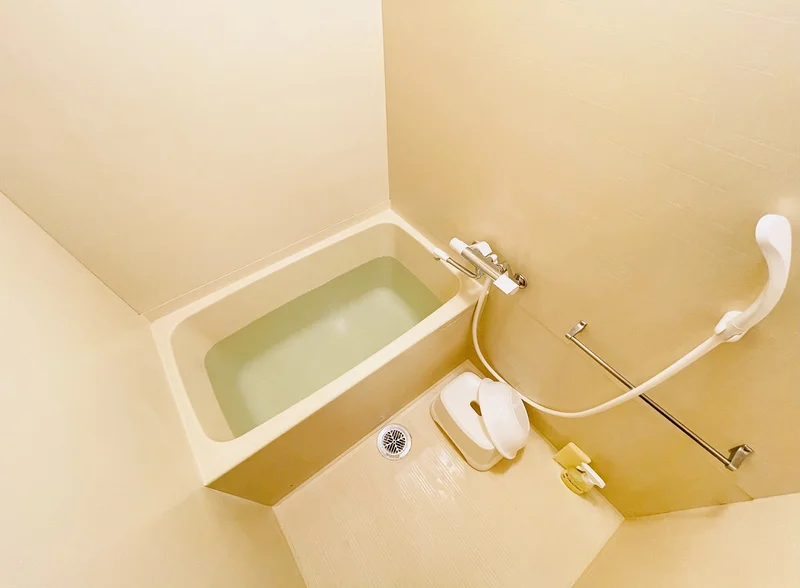 バストイレは別♪バスルームには風呂桶・風呂イス・風呂用洗剤・スポンジをご用意しておりますのでぜひご活用ください！