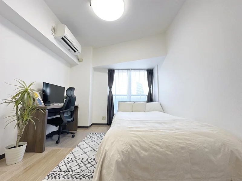 写真はお部屋のイメージです。ラグなどの室内装飾はございません。
