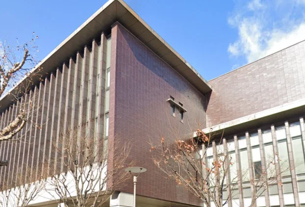 岡山県立図書館　車で８分