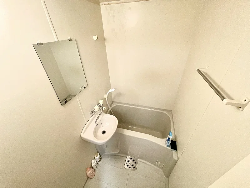 【高岡ウィークリーマンションバス画像】高岡マンスリーマンションでは、バスルームにも多数の備品を設置。シャンプー、トリートメント、ドライヤーは標準設備♪