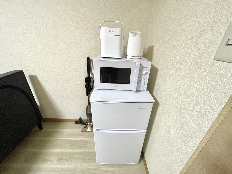 【冷蔵庫・電子レンジ】ホテルと違い高岡ウィークリーマンションでは標準設備♪一人暮らしに適した冷蔵庫なので1週間以上の暮らしに最適★お客様の声から今の形になりました。
