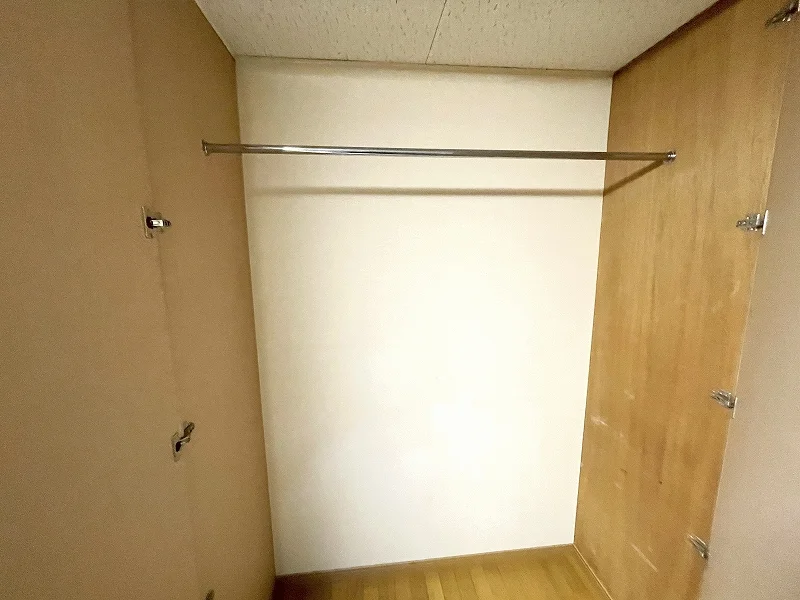 【収納】高岡ウィークリーマンションはお客様第一で考えており、収納にもこだわり物件を選び作成しております。服を掛けるハンガーパイプもあるので中長期滞在にオススメ★