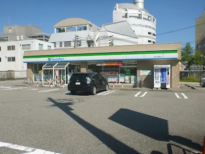 ファミリーマート 富山千歳町店まで徒歩13分