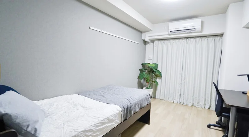 エアコンやデスクもありますので、快適にお過ごしください