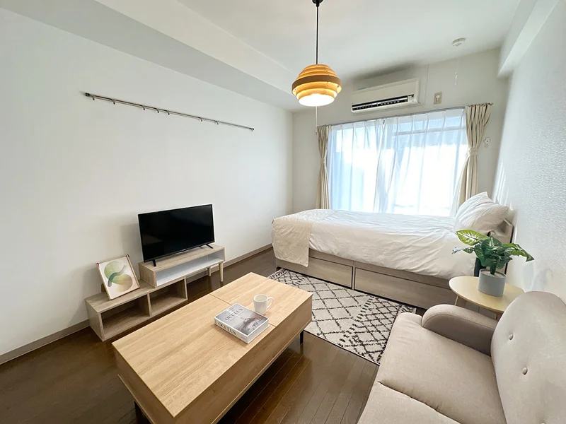 写真はお部屋のイメージです。ラグなどの室内装飾はございません。