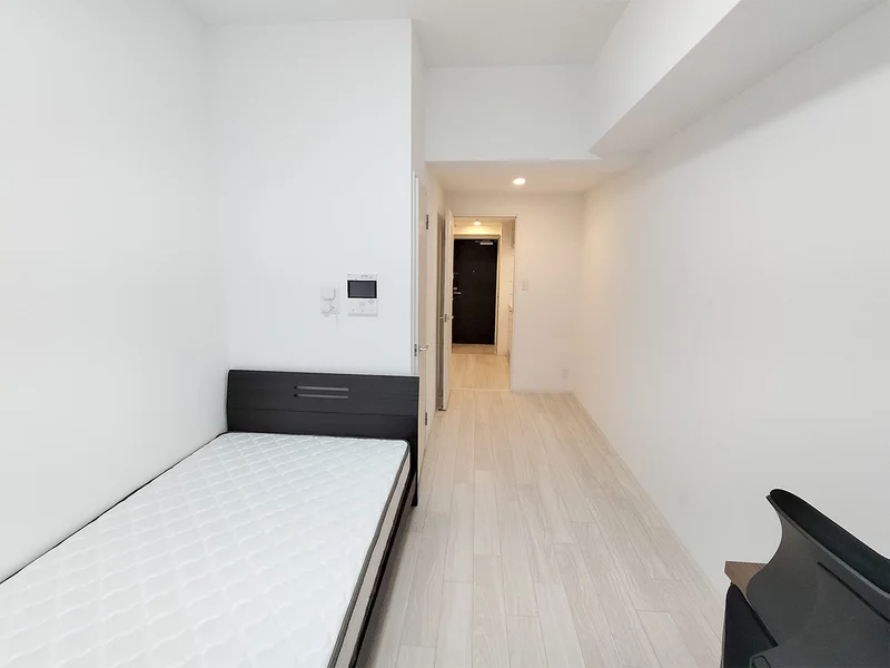 写真はお部屋のイメージです。ラグなどの室内装飾はございません。