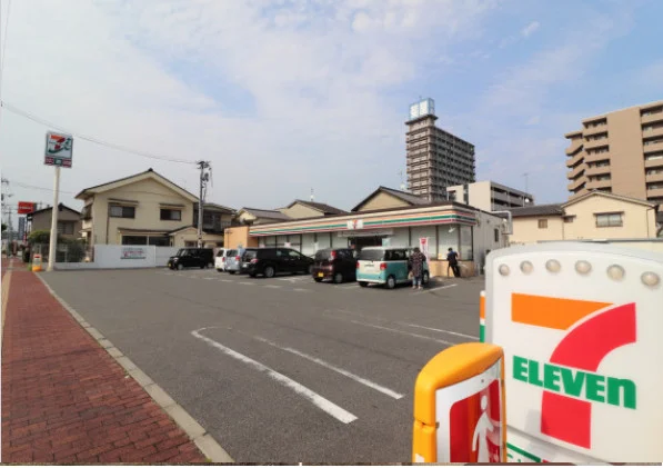セブン-イレブン 福山東町３丁目店まで徒歩９分