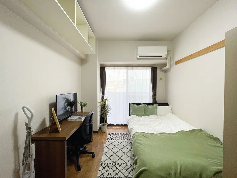 写真はお部屋のイメージです。ラグなどの室内装飾はございません。