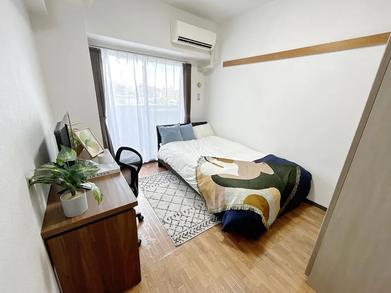 写真はお部屋のイメージです。ラグなどの室内装飾はございません。