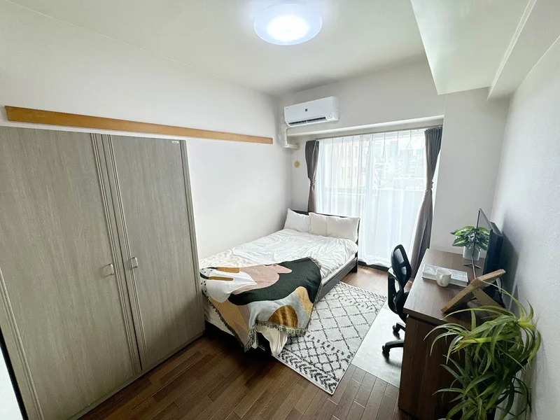 写真はお部屋のイメージです。ラグなどの室内装飾はございません。