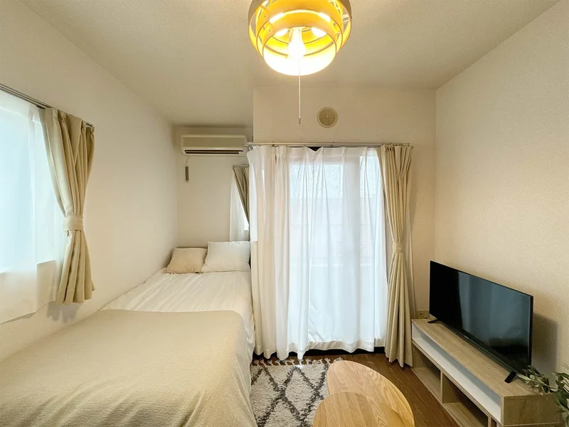 写真はお部屋のイメージです。ラグなどの室内装飾はございません。