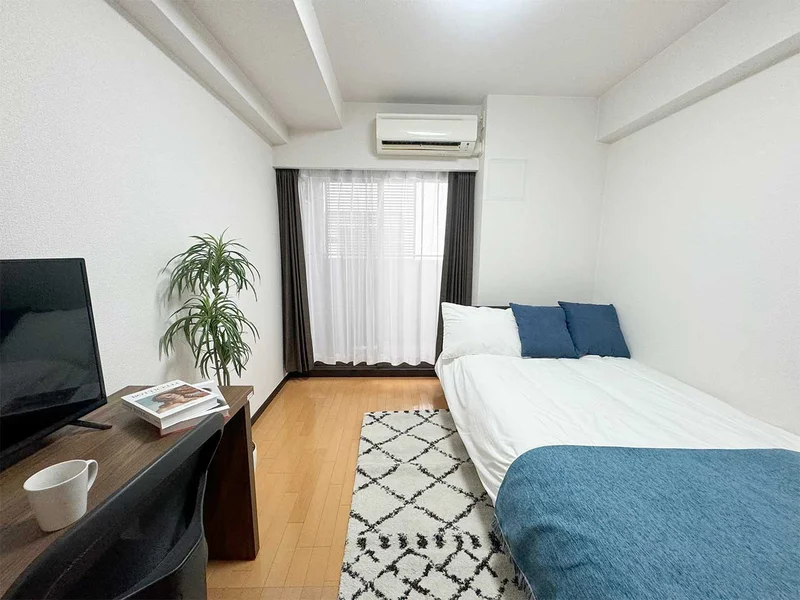 写真はお部屋のイメージです。ラグなどの室内装飾はございません。