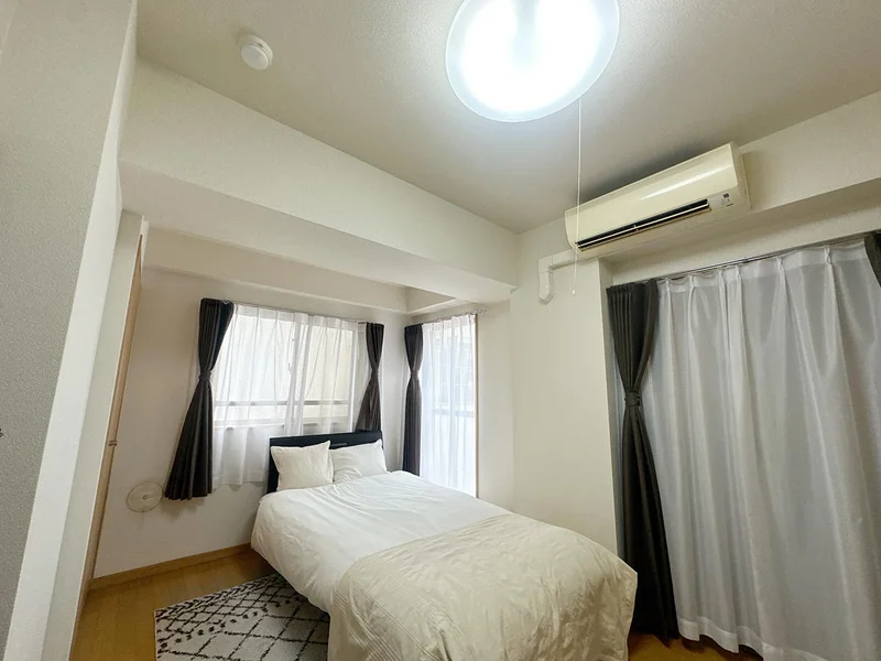 写真はお部屋のイメージです。ラグなどの室内装飾はございません。