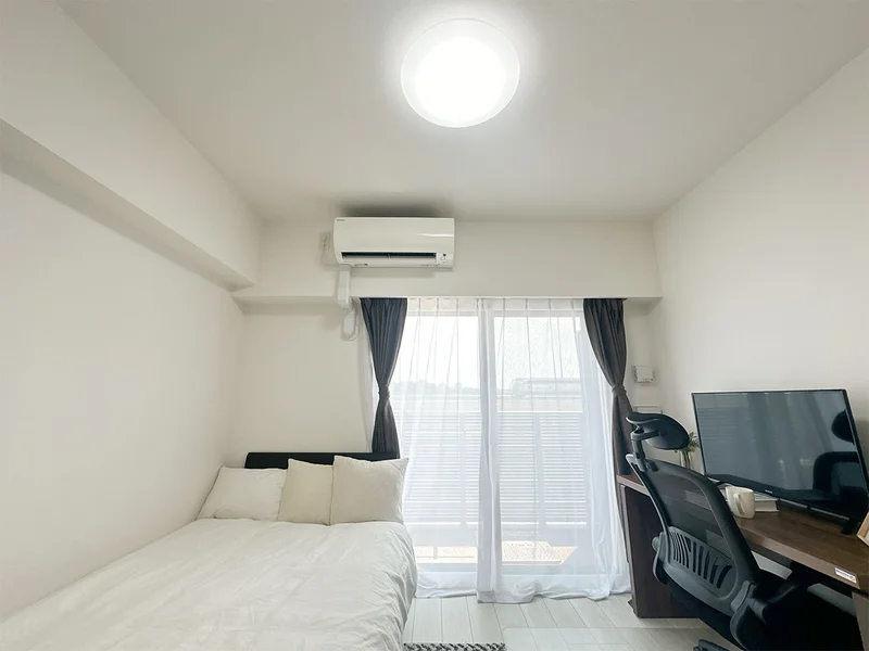 写真はお部屋のイメージです。ラグなどの室内装飾はございません。