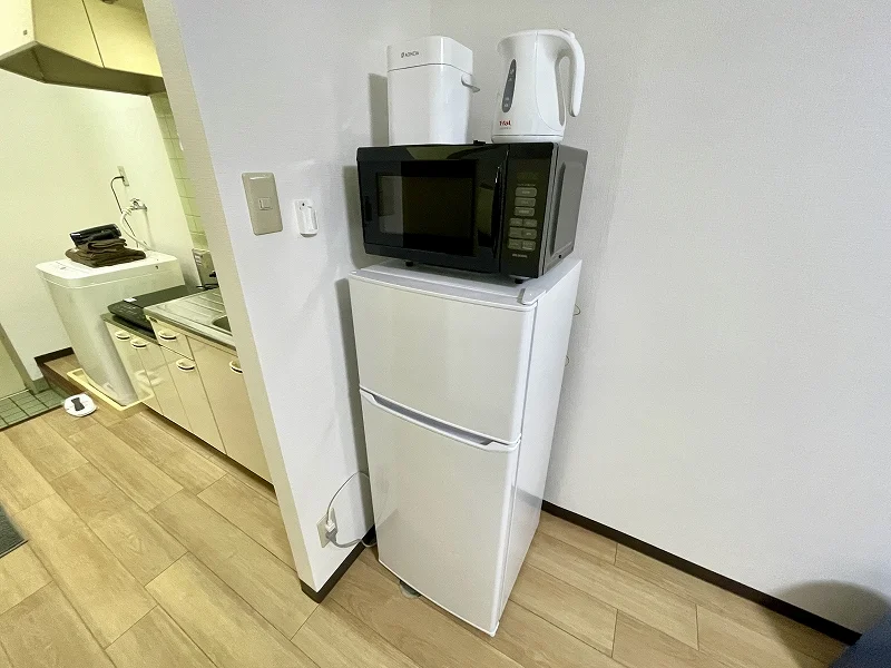 【冷蔵庫・電子レンジ】ホテルと違い平田駅前(鈴鹿)ウィークリーマンションでは標準設備♪一人暮らしに適した冷蔵庫なので1週間以上の暮らしに最適★お客様の声から今の形になりました。