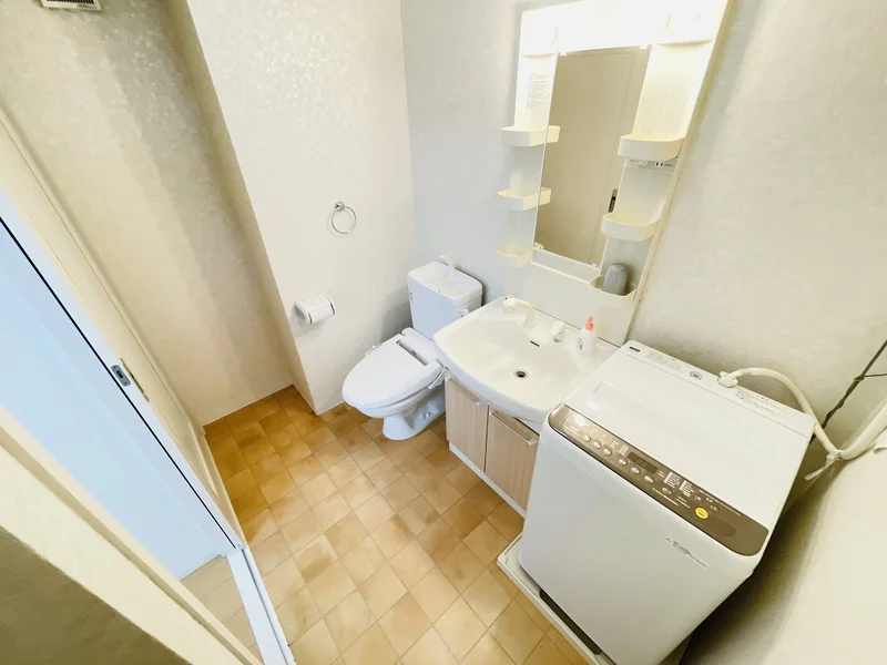 洗濯機は室内に設置しております♪入居後すぐにご利用が可能です(^^♪タオル1式分もご用意しております☆彡