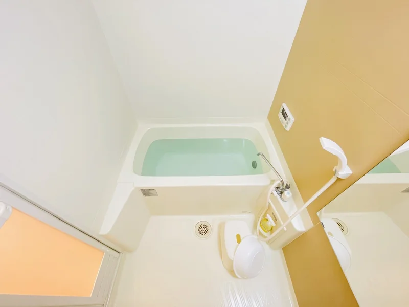 バストイレは別♪バスルームには風呂桶・風呂イス・風呂用洗剤・スポンジをご用意しておりますのでぜひご活用ください！浴室乾燥機付！