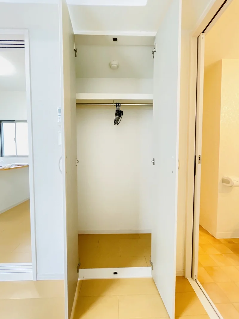 収納スペースも広く、長期滞在でも安心！！嬉しいポール付☆☆
