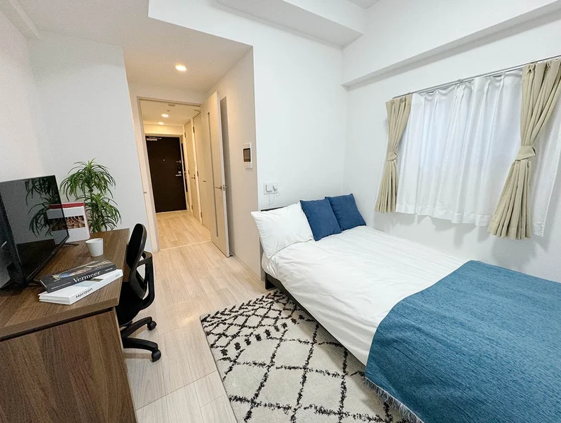 写真はお部屋のイメージです。ラグなどの室内装飾はございません。